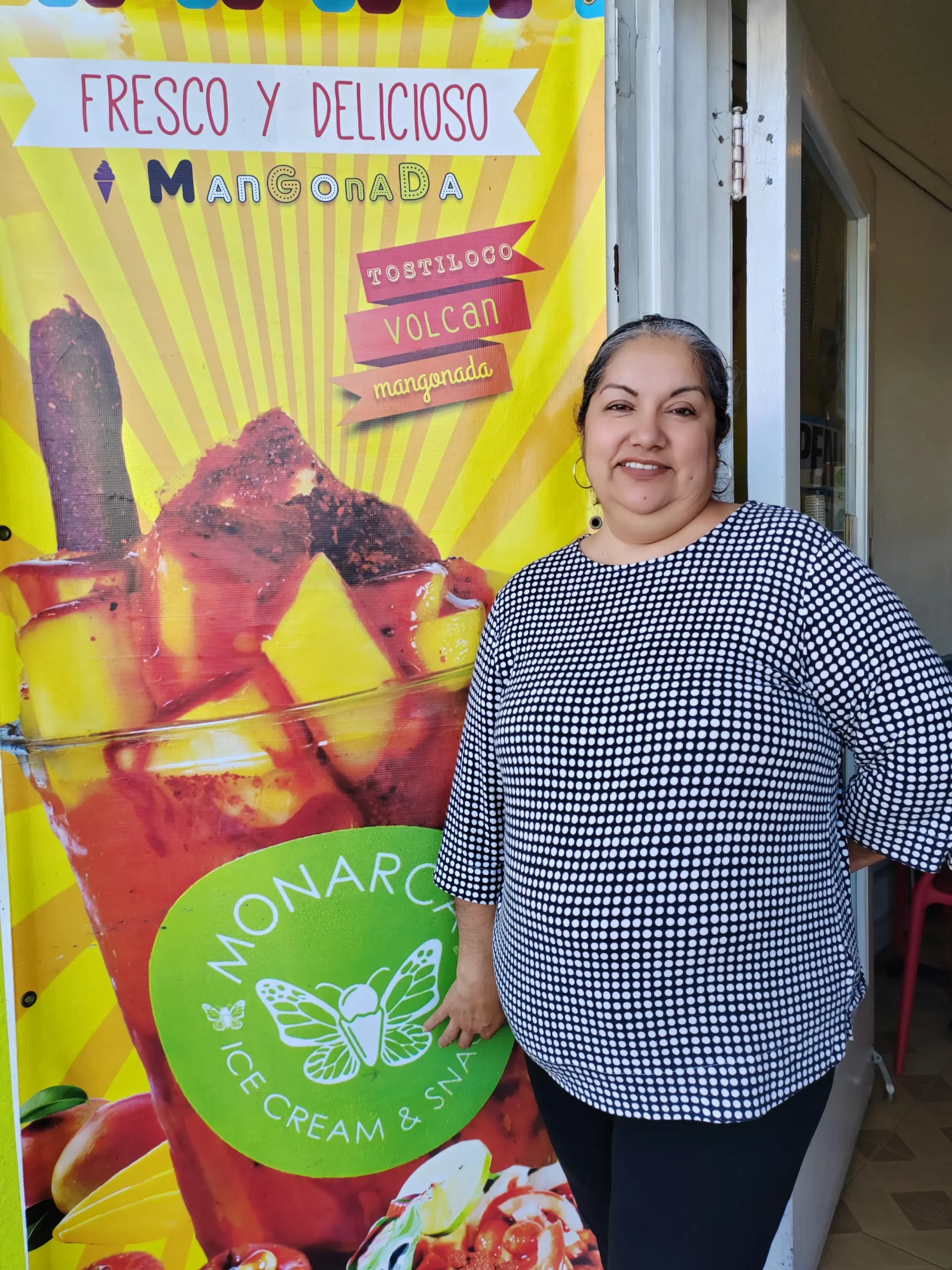 Sandra Contreras llegó de Michoacán con la idea de permanecer un año en Estados Unidos, pero ya lleva dos décadas aquí y no piensa marcharse, pues en esta comunidad están sus hijos, hijas y nietos, mientras que volver a México significaría regresar a un país que ya no conoce como antes y separarse de la familia que construyó en California.
