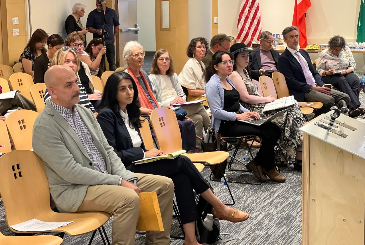 Asistentes al panel para los medios de comunicación realizado por American Community Media el jueves 10 de septiembre de 2026. El panel se titulaba "La red de vigilancia que se expande: el capítulo oculto de la guerra a los inmigrantes" y tuvo lugar en San Francisco.