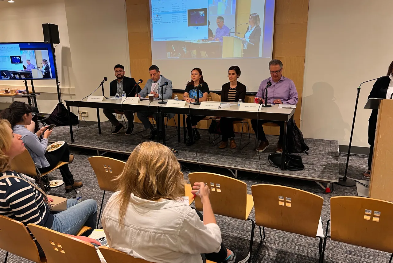 En la segunda parte del panel expusieron (de izq. a der.) Jonathan Paz, ex trabajador de Flock y ex candidato al Congreso; Brian Hofer, director ejecutivo de Secure Justice; Kim Woo, de SIREN; Lena Graber del Centro de Recursos Legales para Inmigrantes y Abdi Soltani de la ACLU - Northern California.