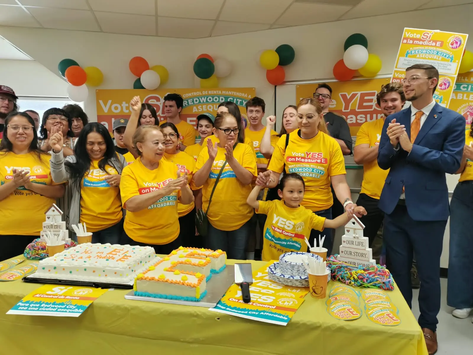 La jornada comenzó en la sede de Faith in Action Bay Area, ubicada en Cassia Street. Entre oraciones, mensajes en español e inglés y explicaciones sobre la iniciativa, los asistentes se organizaron para visitar viviendas y negocios.