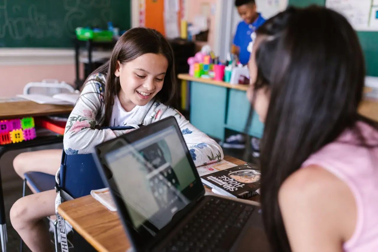 Según un informe de la Fundación Walton Family y Gallup, la gran mayoría de los alumnos de primaria usan dispositivos en las aulas. Foto: pexels