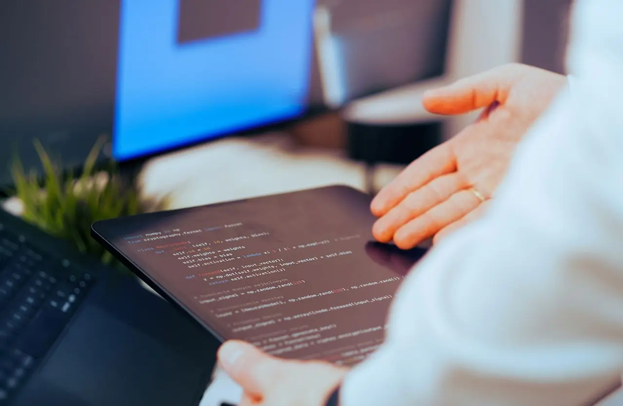 El 34 por ciento de los adultos estadounidenses ha utilizado alguna vez chatbots de IA para resolver dudas de salud, desde intentar identificar el origen de síntomas hasta comprender diagnósticos, tratamientos o resultados de laboratorio.
