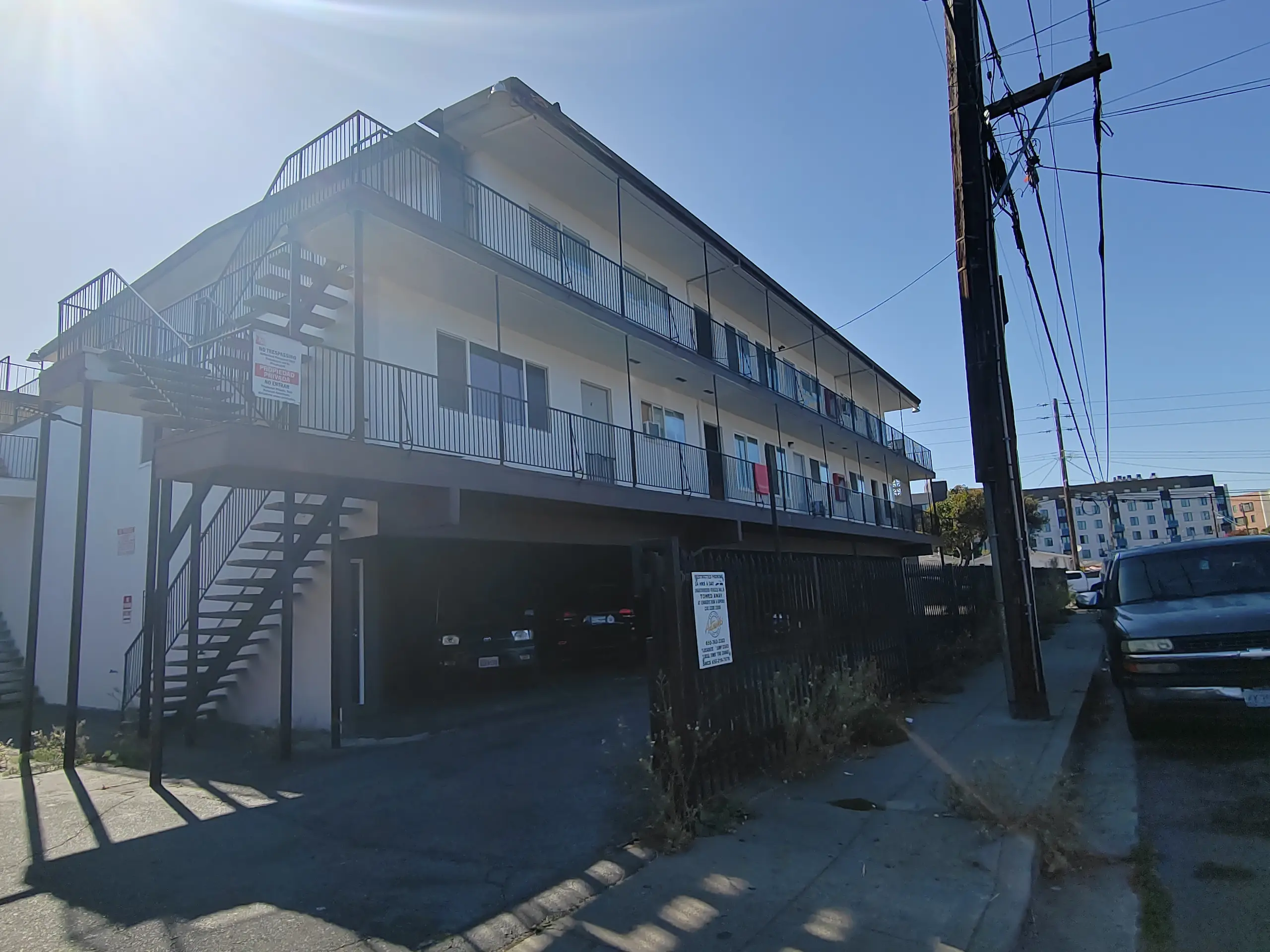 Compartir espacios pequeños, adaptar salas como dormitorios o reunir a varias familias bajo un mismo techo se ha convertido en una estrategia de supervivencia para quienes trabajan en Redwood City y North Fair Oaks, pero ya no pueden pagar solos una vivienda cerca de sus empleos.