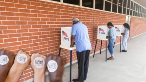 Voto de las minorías se encuentra en riesgo, pues el temor e incertidumbre entre las comunidades ha encendido las alarmas de expertos ante el riesgo de un desplome en la participación ciudadana. 
