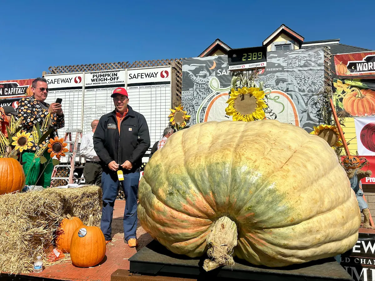 Cultivadores de calabazas gigantes de todo el mundo compitieron el lunes en el Campeonato Mundial de Pesaje de Calabazas de Half Moon Bay. 