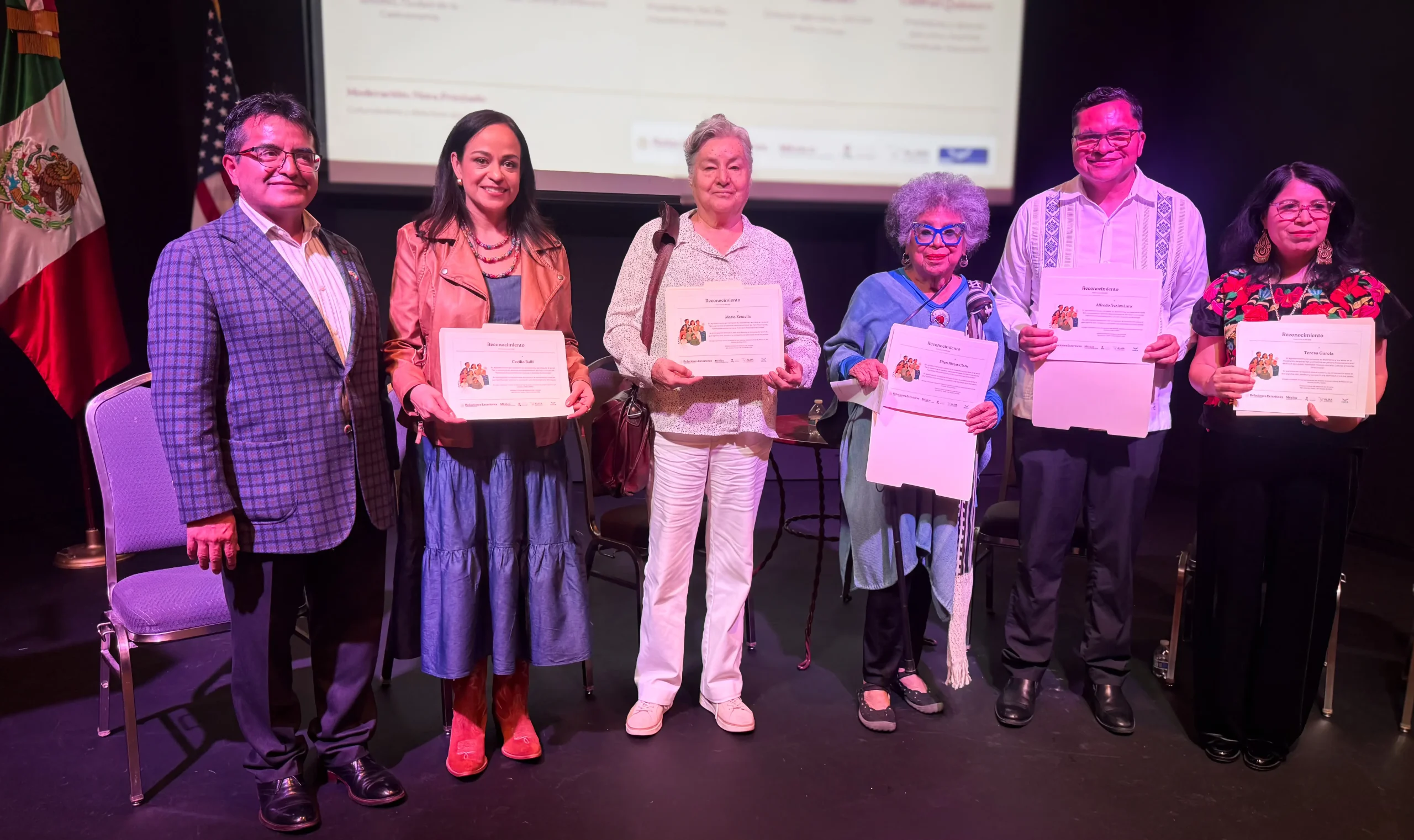 El primer panel del II Foro Con-ALMA 2026 titulado Ser y convertirse en persona mexicoamericana, reunió a Ellen Riojas Clark, Luis López, Alfredo Ávalos Lara, Cecilia Ballí y Maria Zentella, quienes abordaron la identidad no como una herencia inmóvil