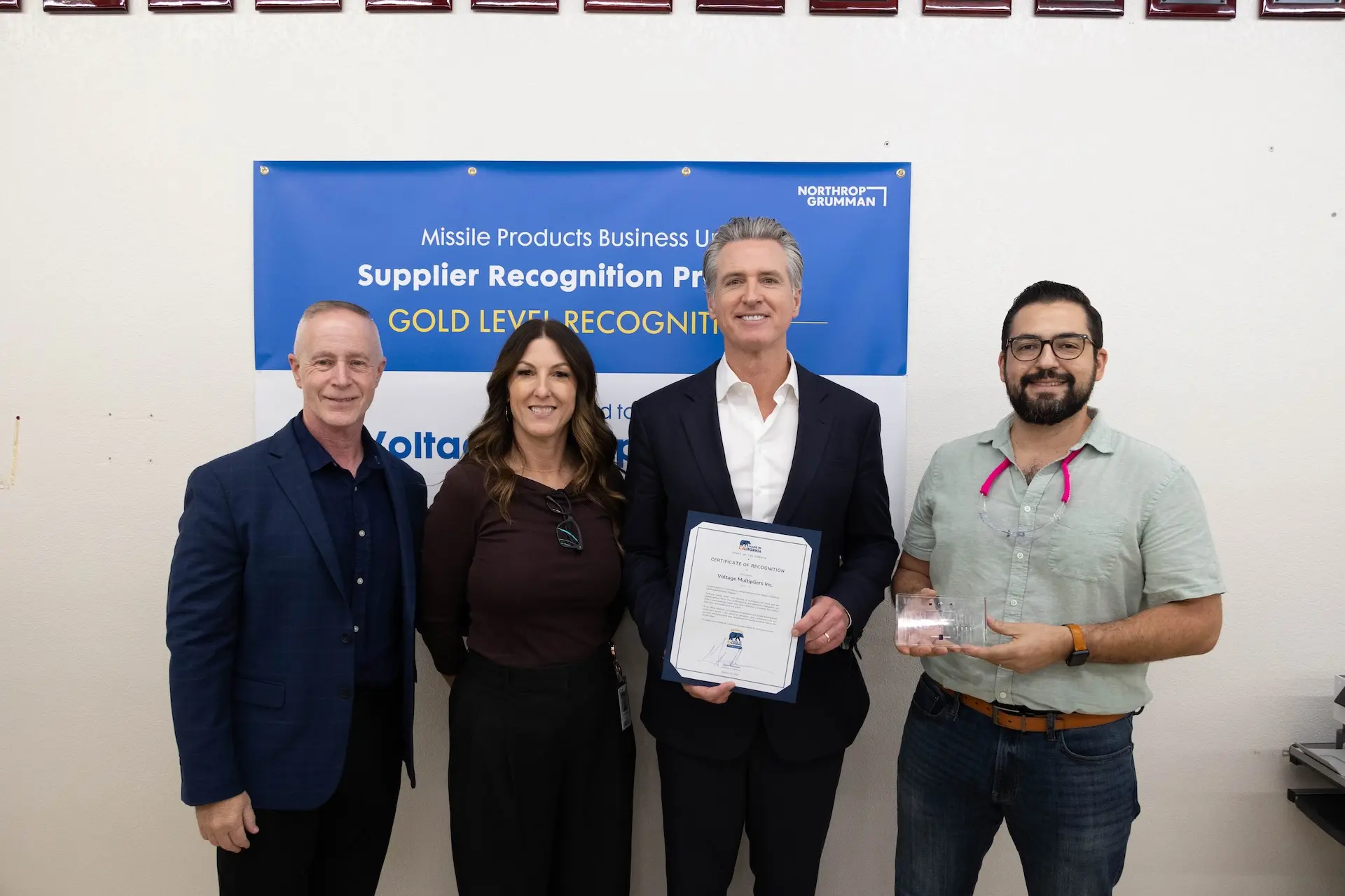 El gobernador Gavin Newsom visitó Visalia, en el Valle Central, para promover Hecho en California, un nuevo programa estatal que permitirá a fabricantes elegibles identificar sus productos con una etiqueta oficial.