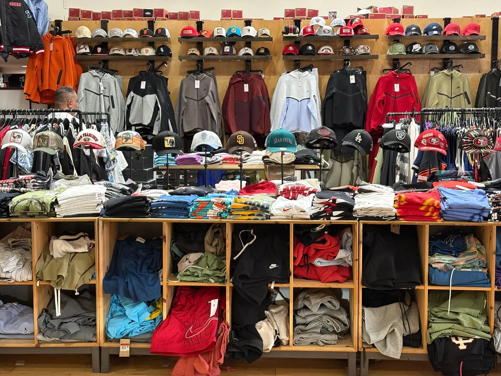 Shoe Club no es una zapatería convencional ni un comercio de productos baratos, sino un gran escaparate de moda urbana y cultura deportiva