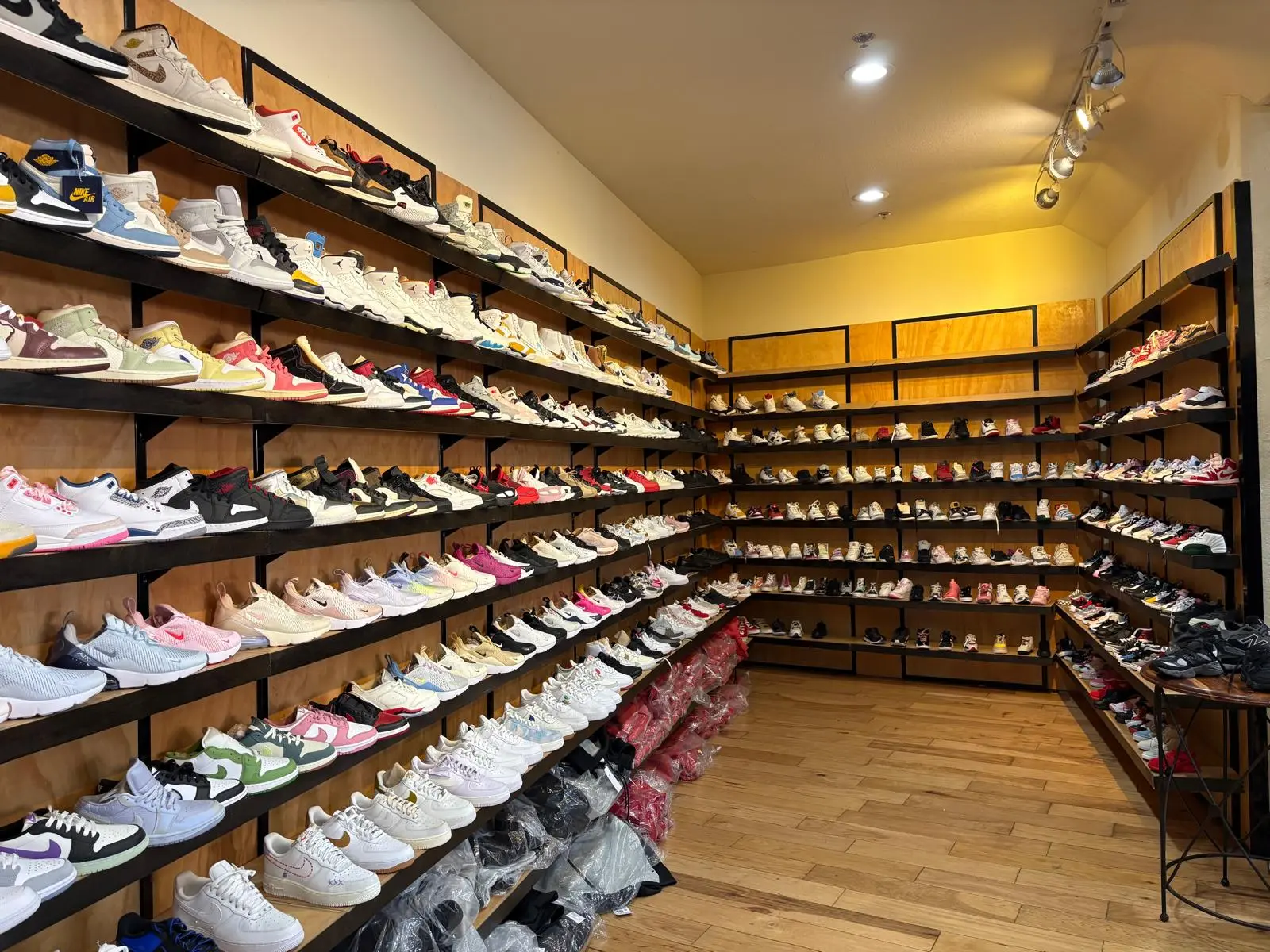 Shoe Club no es una zapatería convencional ni un comercio de productos baratos, sino un gran escaparate de moda urbana y cultura deportiva