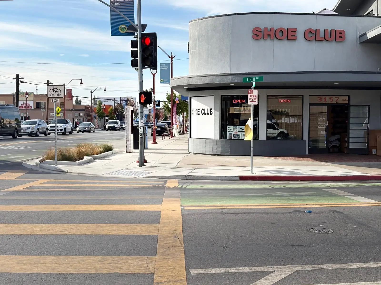 Shoe Club se encuentra sobre el corredor comercial más importante de North Fair Oaks, una comunidad no incorporada del condado de San Mateo situada entre Redwood City, Menlo Park y Atherton.