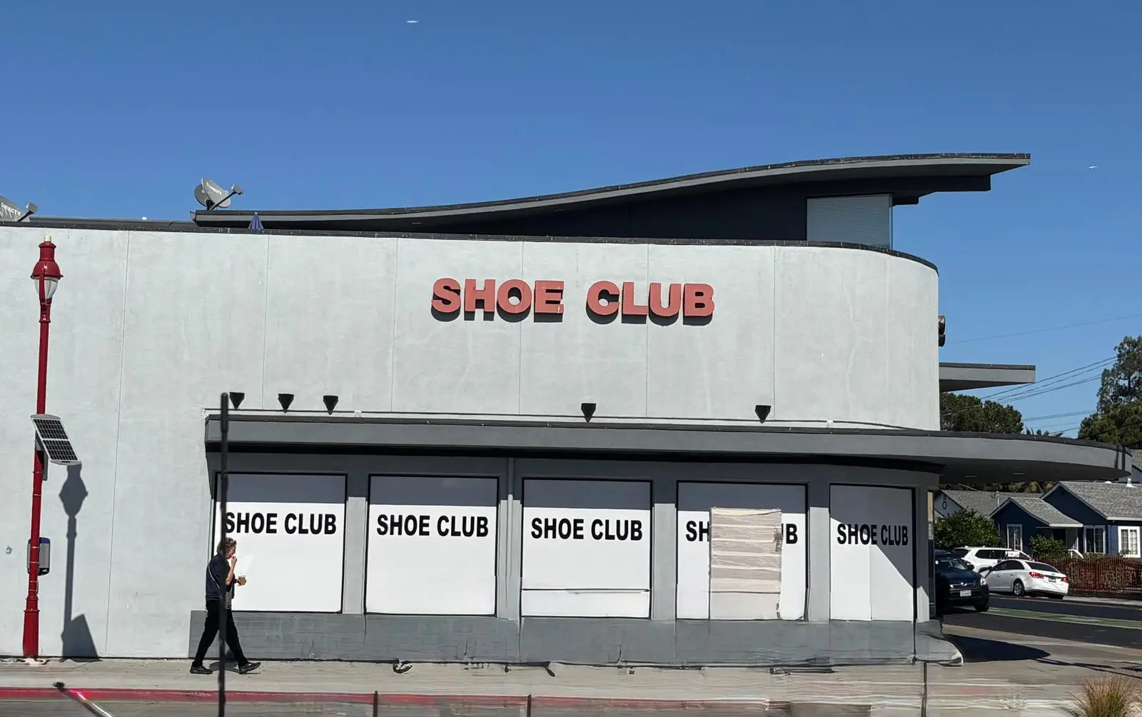 Fachada de Shoe Club en Middlefield Road