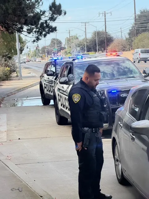 Un agente de policía en Santa María, California, detiene a un observador voluntario de la organización en defensa de los derechos de los inmigrantes 805 UndocuFund. (Imagen cortesía de 805 UndocuFund).