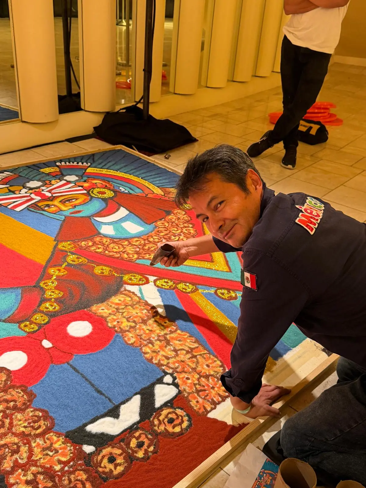 La elaboración de estas alfombras exige paciencia y coordinación. Cada figura se construye con cuidado, atendiendo los contornos, la distribución de los colores y la composición del conjunto.