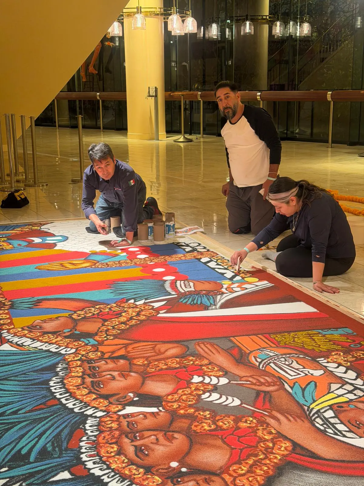 El maestro Abel Salazar, junto con Lolita Martínez y Gerardo Carrillo, realizó un destacado trabajo al colocar alfombras de Tlaxcala en el Davies Symphony Hall y en el Consulado de México.