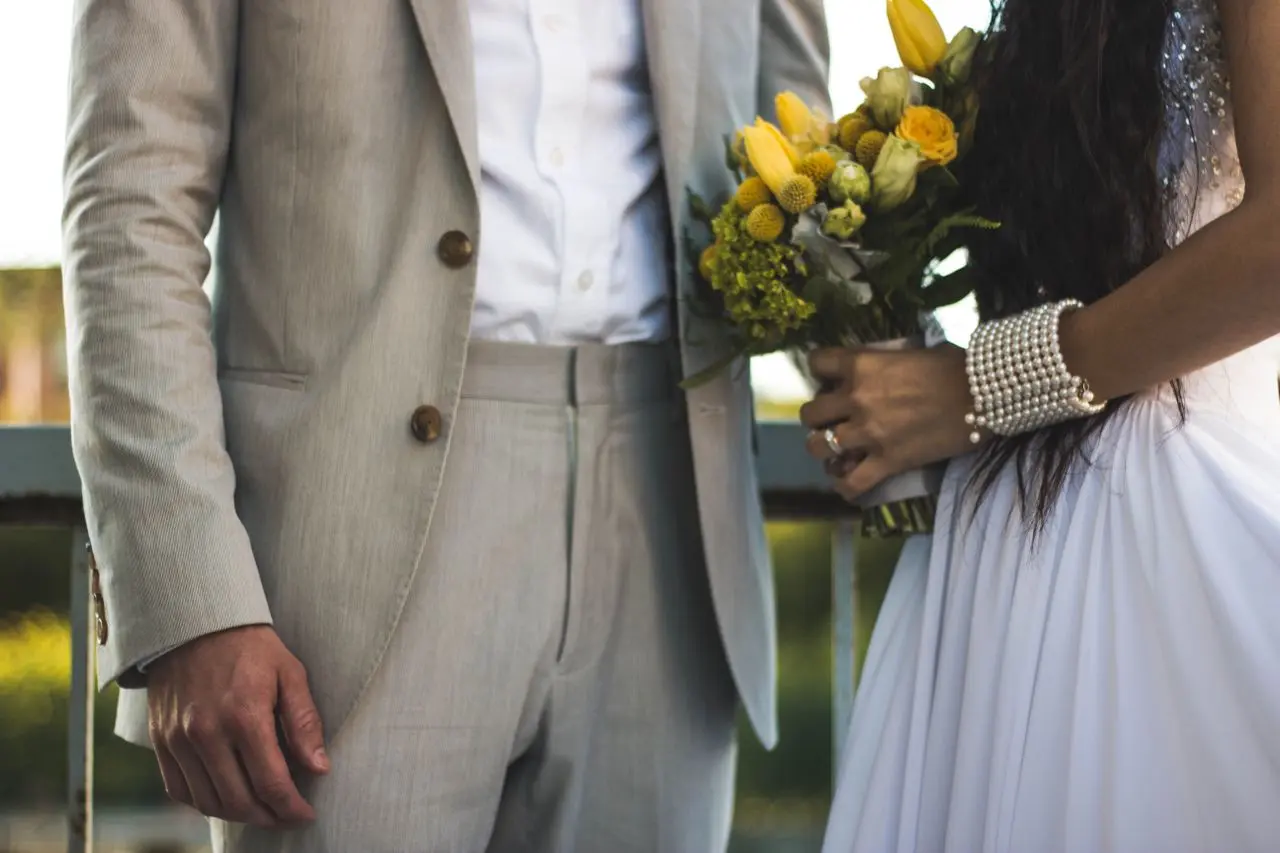 California prohibió, sin excepciones, el matrimonio de menores al establecer los 18 años como edad mínima para contraer matrimonio. 