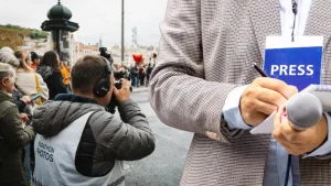 California sale en defensa del periodismo, se contemplan créditos de 20 mil dólares por cada uno de los primeros cinco periodistas de tiempo completo, 15 mil por cada trabajador adicional, 7 mil 500 por periodistas de medio tiempo y otros 15 mil por cada nuevo puesto de tiempo completo. Imagen: Edición de Canva.