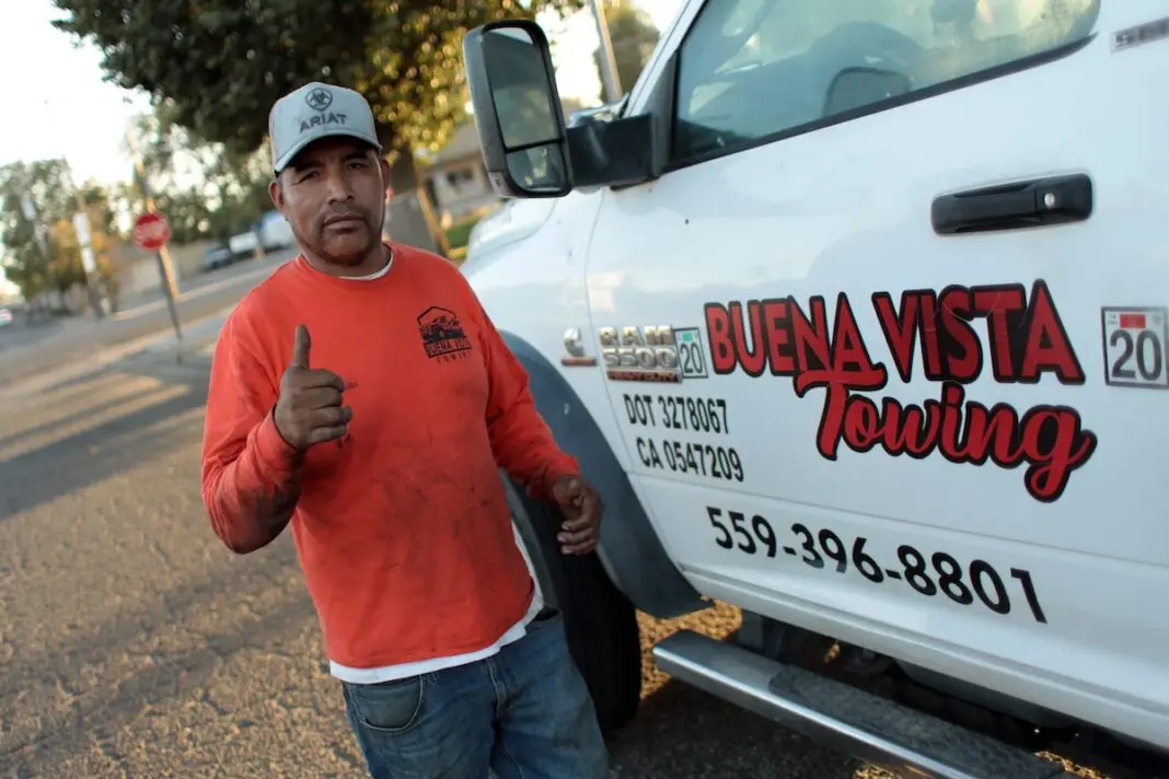 Ramiro Basurto, propietario de Buena Vista Towing, ofrece servicio gratuito a las personas cuyos vehículos quedaron abandonados tras ser detenidas por agentes federales de inmigración. (Foto Juan Esparza)